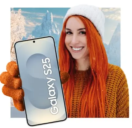 uśmiechnięta kobieta trzyma w ręku Samsung Galaxy S25