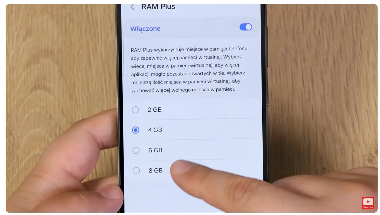 screen z ekrany Galaxy S24 FE z informacją o dodatkowym RAM-ie