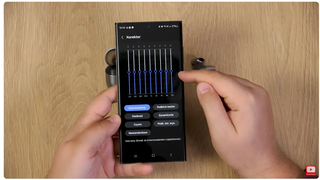 Bartek obsługuje korektor dźwięku na smartfonie